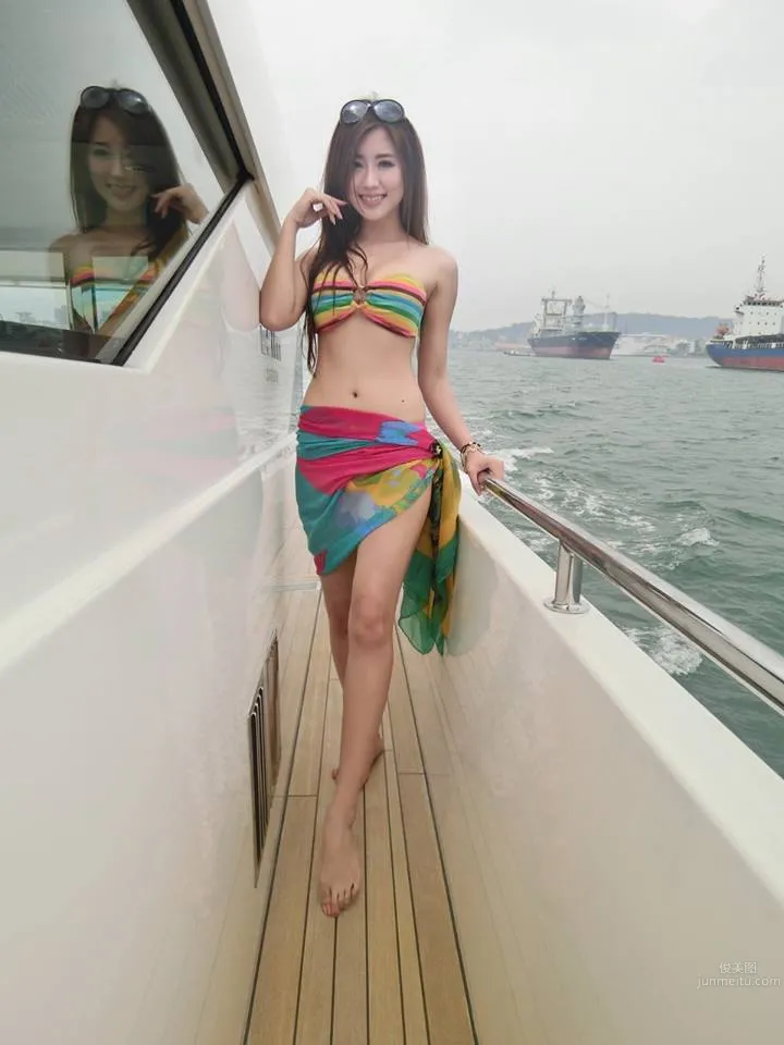 Shi Daila - 32D Beautiful Bust Model Low-Cut Trip to Scenic Park photo 11