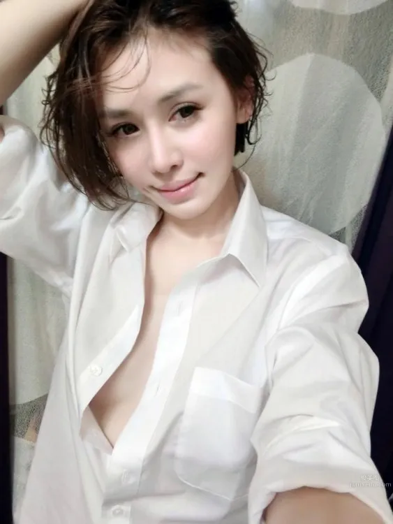 隐私妹(白昕)-穿著男友衬衫中空裸胸大秀半球_2