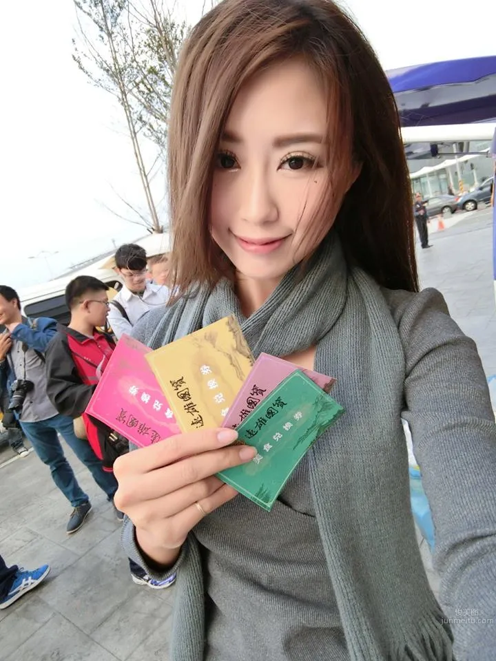 Shi Daila - 32D Beautiful Bust Model Low-Cut Trip to Scenic Park photo 24