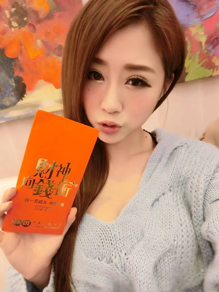 Shi Daila - 32D Beautiful Bust Model Low-Cut Trip to Scenic Park photo 16