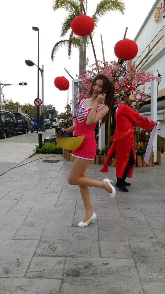 Shi Daila - 32D Beautiful Bust Model Low-Cut Trip to Scenic Park photo 28