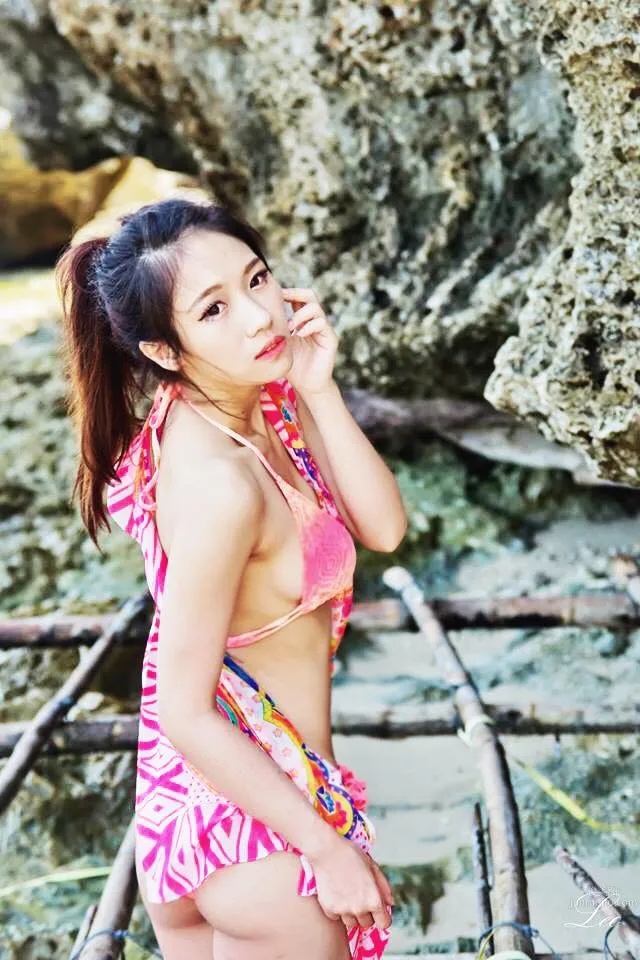 Xiong Xionger, Taiwan 32D Beauty's Playful Private Shoot photo 15