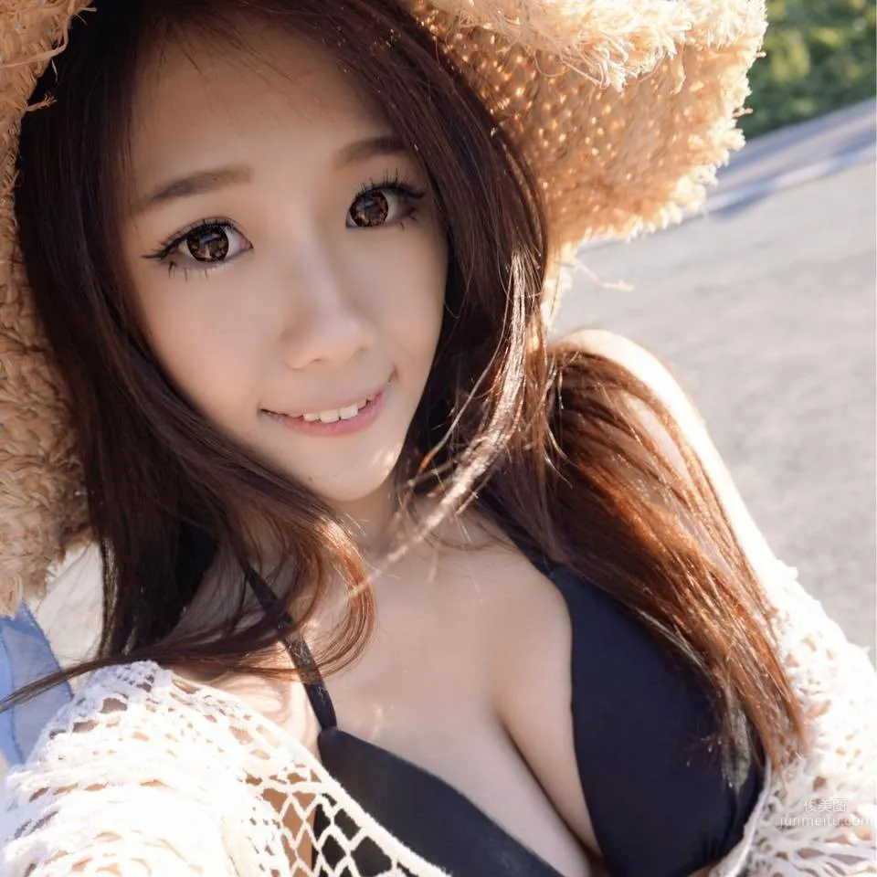 Xiong Xionger, Taiwan 32D Beauty's Playful Private Shoot photo 17