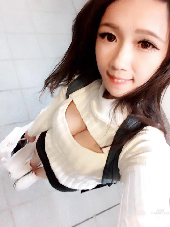Xiong Xionger, Taiwan 32D Beauty's Playful Private Shoot photo 9