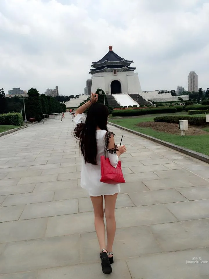 Banbi Banbi - Mini Skirt Generously Shows Fair, Slender, Beautiful Legs photo 5