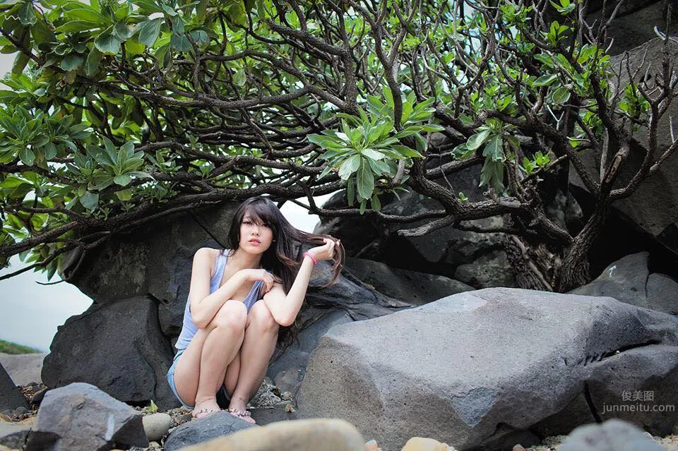 Banbi Banbi - Mini Skirt Generously Shows Fair, Slender, Beautiful Legs photo 8