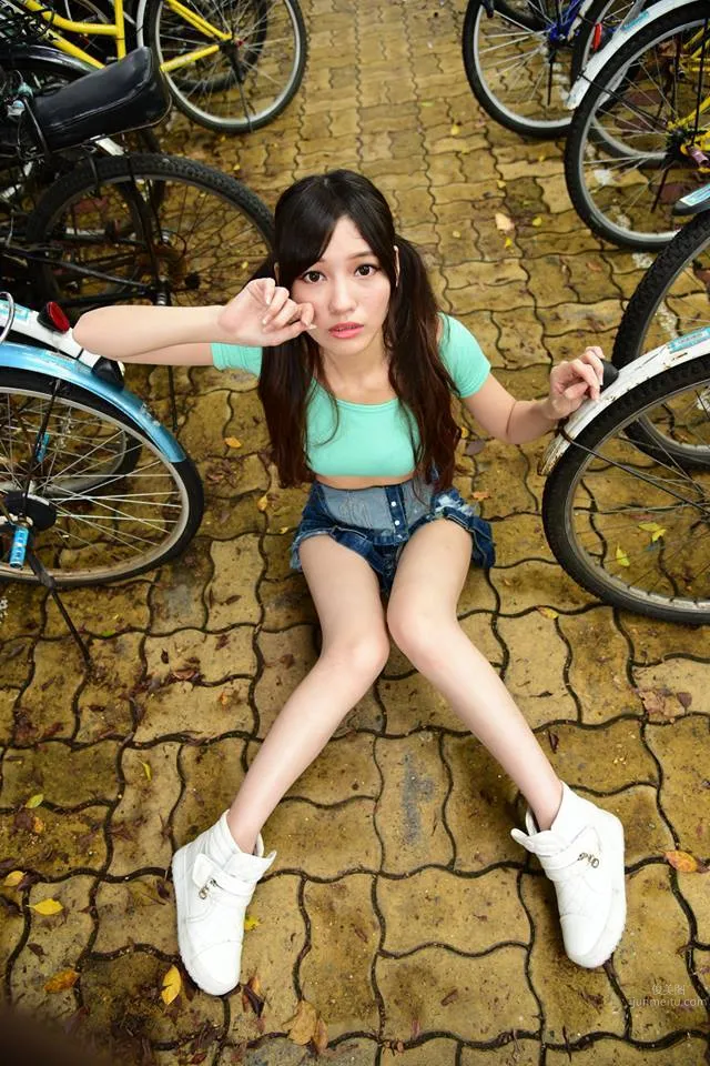 Banbi Banbi - Mini Skirt Generously Shows Fair, Slender, Beautiful Legs photo 30