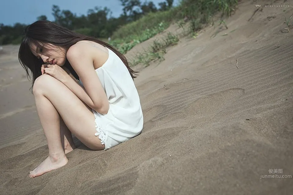 Banbi Banbi - Mini Skirt Generously Shows Fair, Slender, Beautiful Legs photo 9