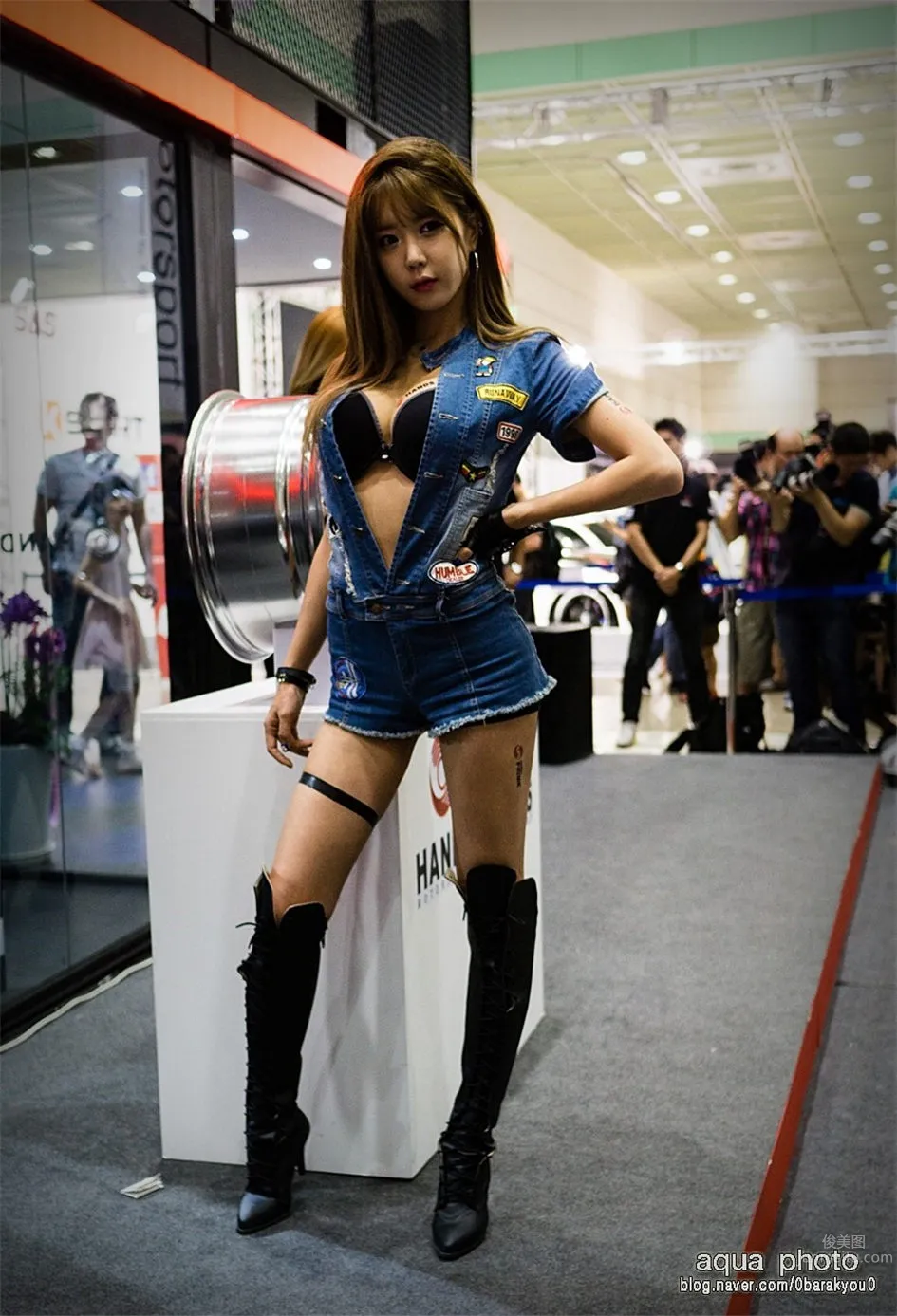 韩国人气车模许允美展场制服写真图片_0
