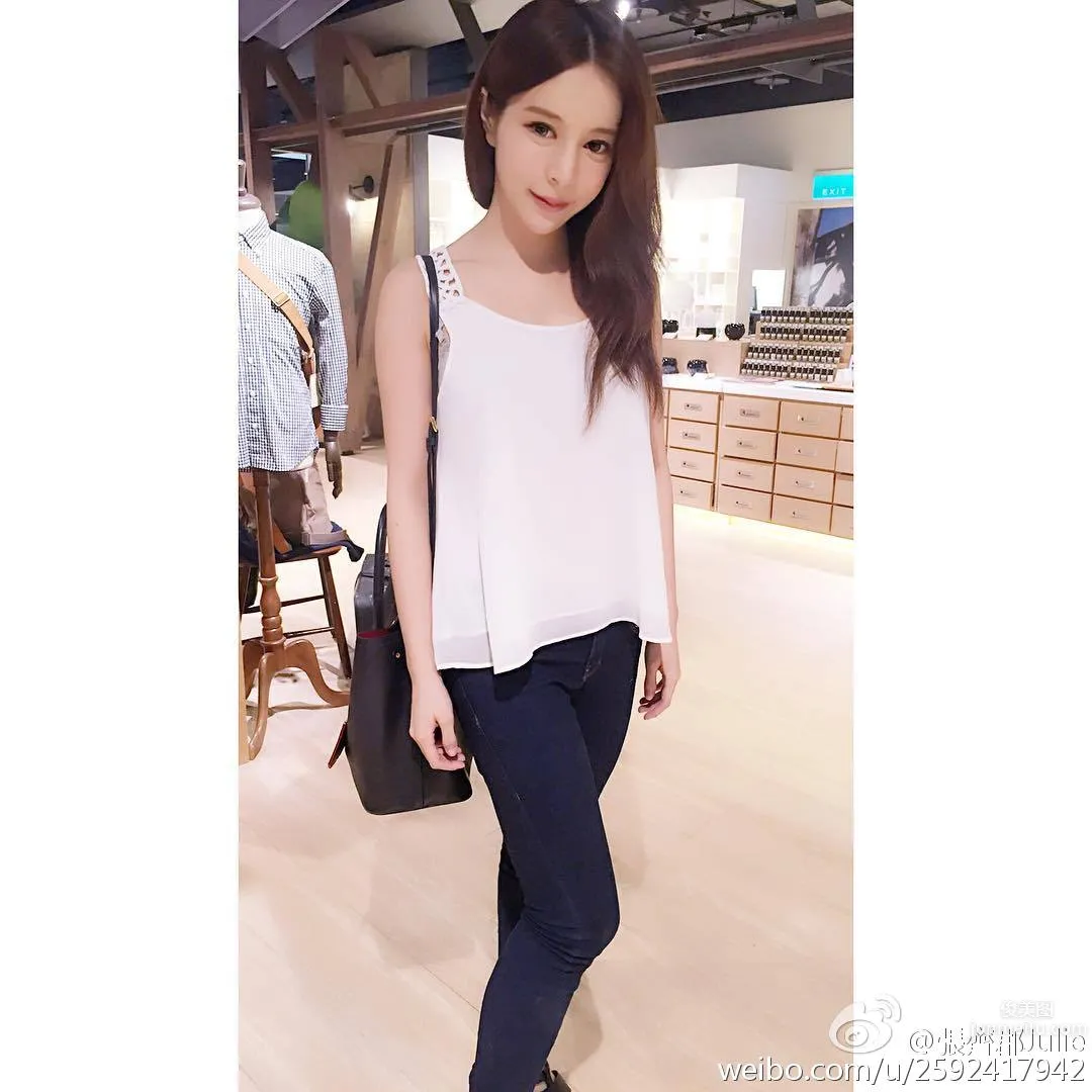Zhang Qijun, Charming Goddess with Electric Eyes photo 3
