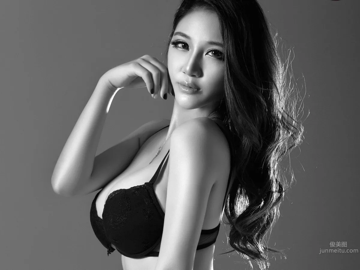 Gui Jingjing - Performing Sexy Black Stockings Temptation Photos photo 3