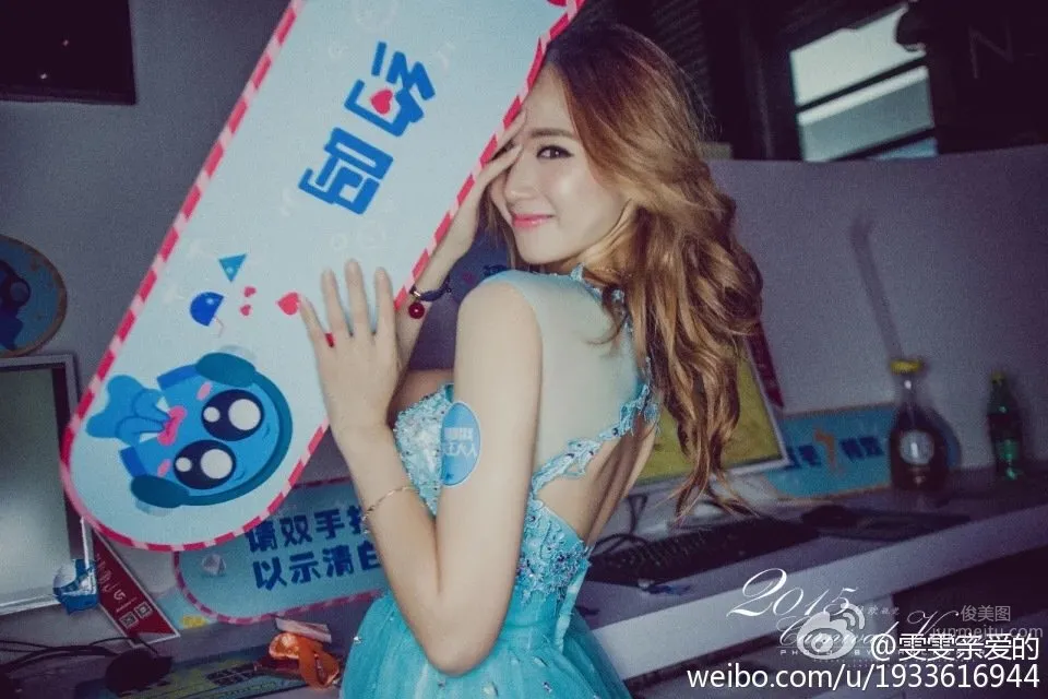 Wu Liwen - Elegant Car Model Private Shoot photo 4