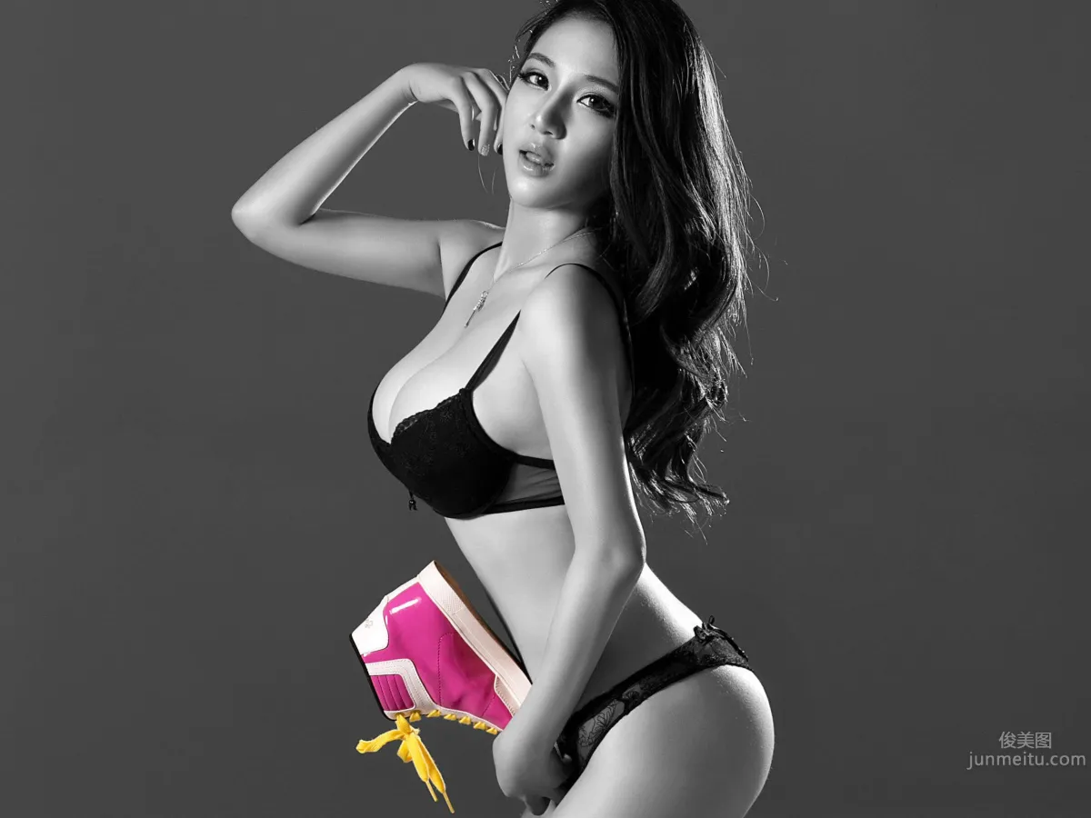 Gui Jingjing - Performing Sexy Black Stockings Temptation Photos photo 7
