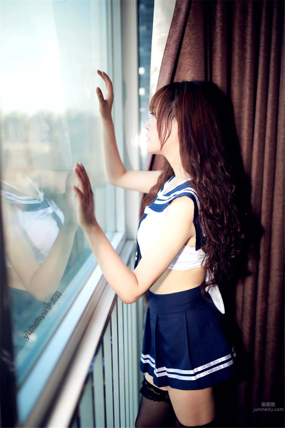 Yi Zhenyu - Leg Model Sailor Uniform Stockings Photos photo 9