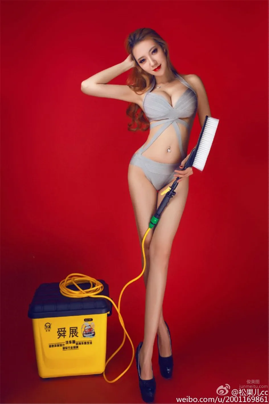 Song Guoer - Sexy Car Model Shows Off Beautiful Bust and Great Figure photo 19