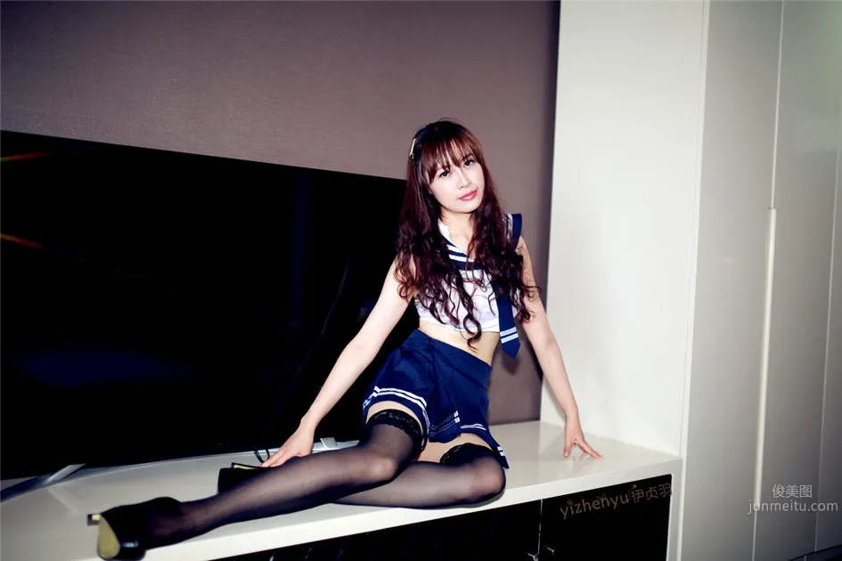 Yi Zhenyu - Leg Model Sailor Uniform Stockings Photos photo 6