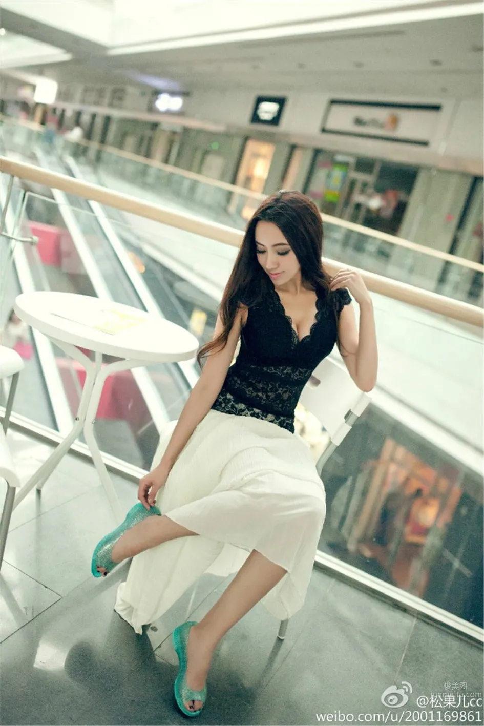 Song Guoer - Sexy Car Model Shows Off Beautiful Bust and Great Figure photo 23