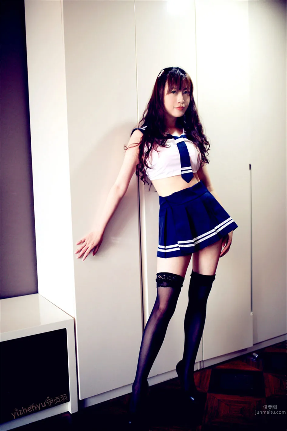 Yi Zhenyu - Leg Model Sailor Uniform Stockings Photos photo 2