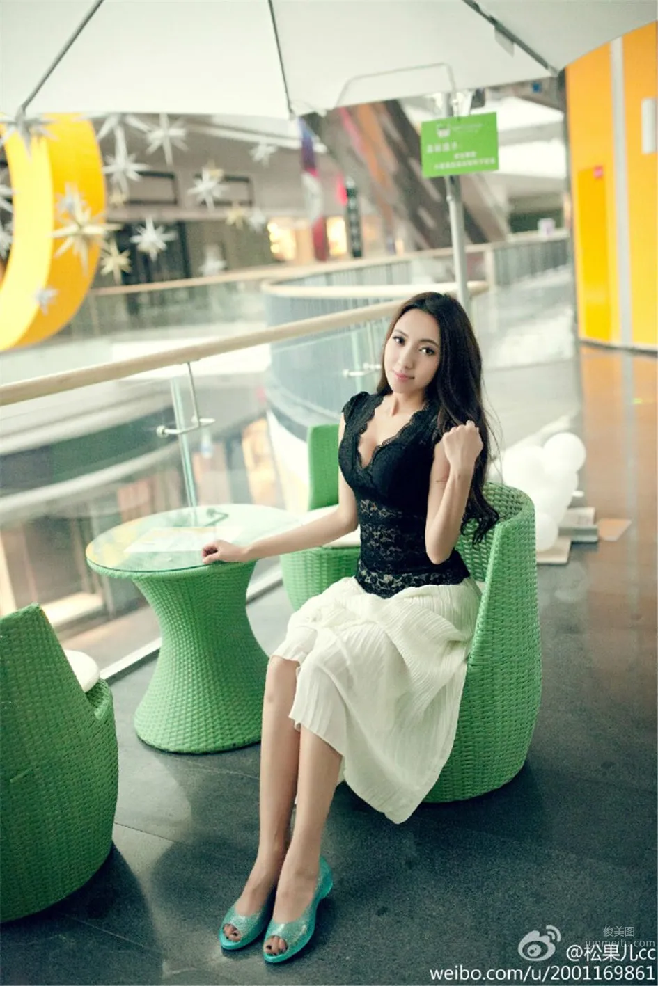 Song Guoer - Sexy Car Model Shows Off Beautiful Bust and Great Figure photo 24