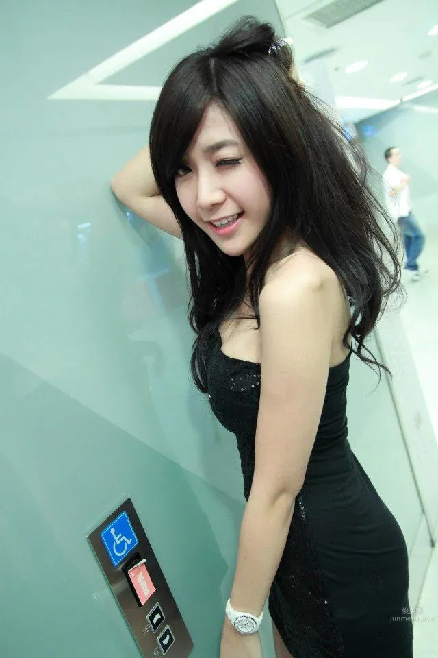 Yu Shiying - Angel Face and Devil Figure photo 4