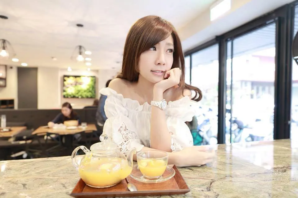 Yu Shiying - Angel Face and Devil Figure photo 2