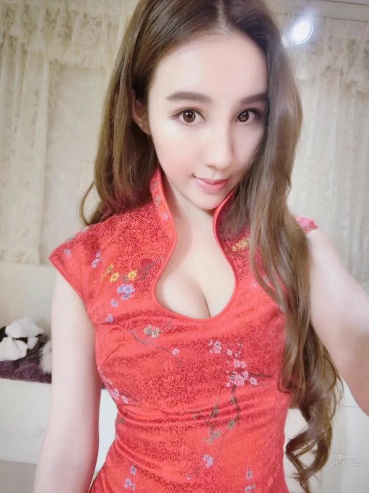 Yuyu Wei - This Figure, This Face, Completely Seductive photo 1
