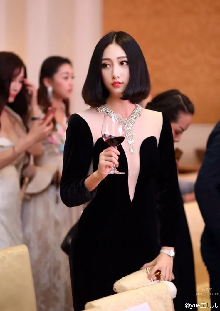 yue Bao Bei Er (Wang Yue) - Fresh Short Hair Eye-Catching Photos photo 2