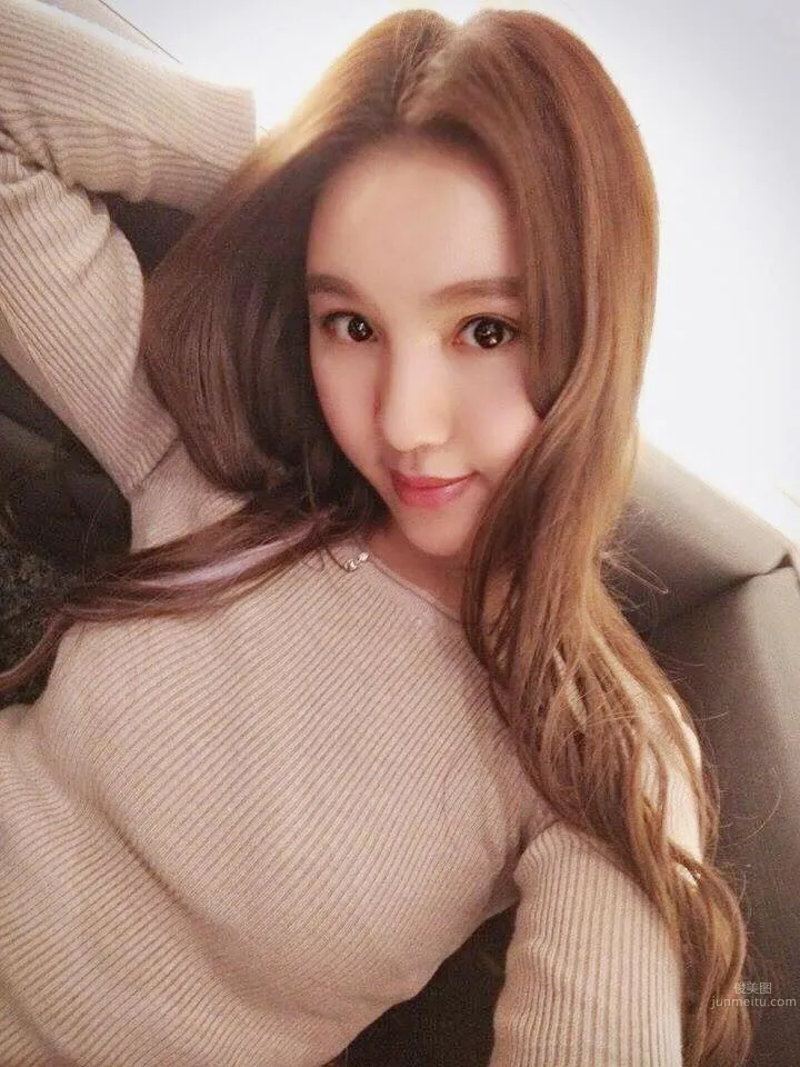 Yuyu Wei - This Figure, This Face, Completely Seductive photo 4