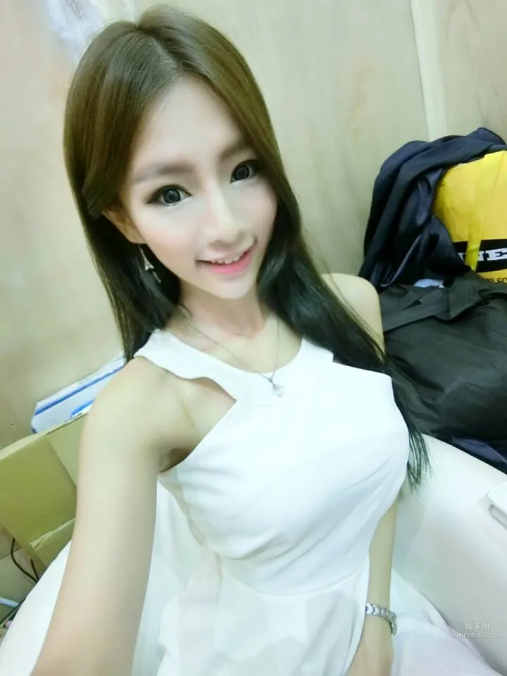 Zhou Yingxin, Cute and Sweet Outdoor Photo Model photo 3