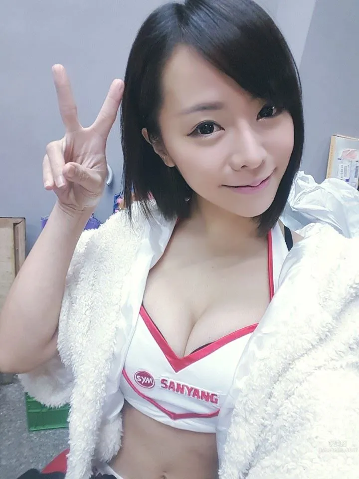 Wu Yixuan (Wu Yahui) - The Douyu Taiwan Server Female Streamer with a Great Figure photo 25