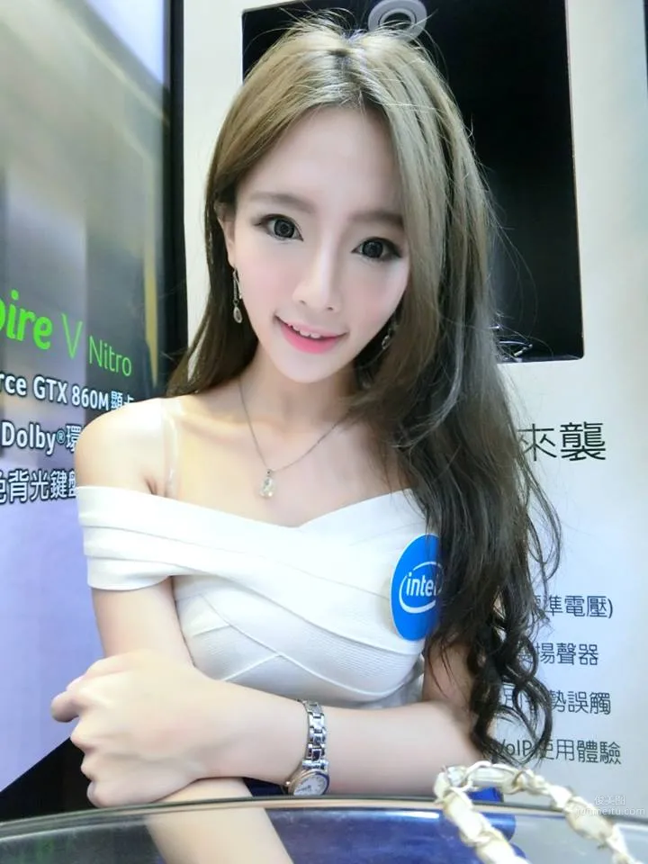 Zhou Yingxin, Cute and Sweet Outdoor Photo Model photo 2