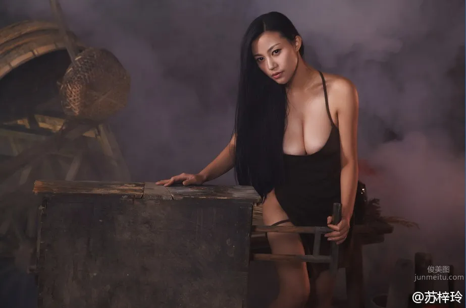苏梓玲- 概念版静态写真《丰乳肥臀》_12