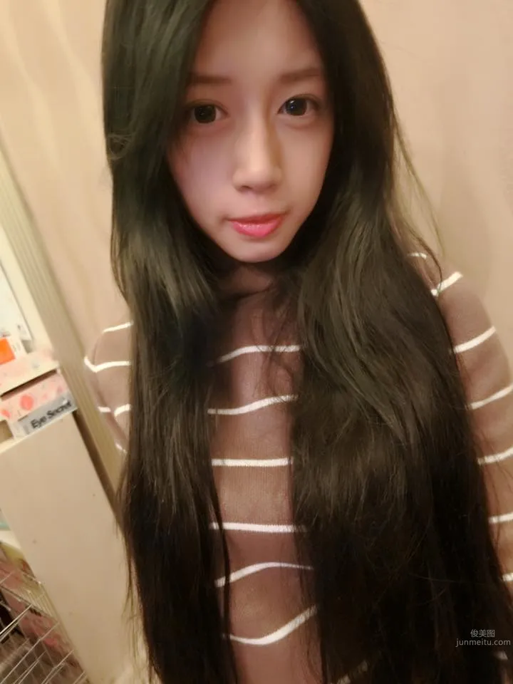 Cai Cai (Lin Yiting) - Super Long Cleavage Line Amazes photo 2