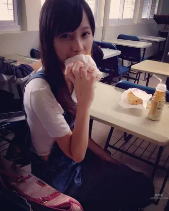 刘坊萱- 神似佐佐木希！PTT表特版被推爆的捷運妹子