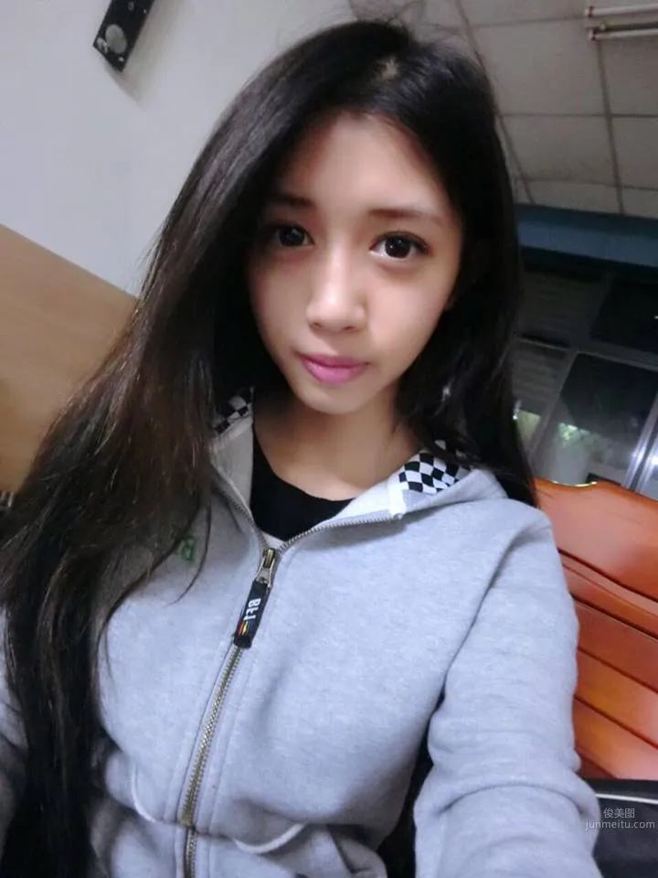 Cai Cai (Lin Yiting) - Super Long Cleavage Line Amazes photo 35