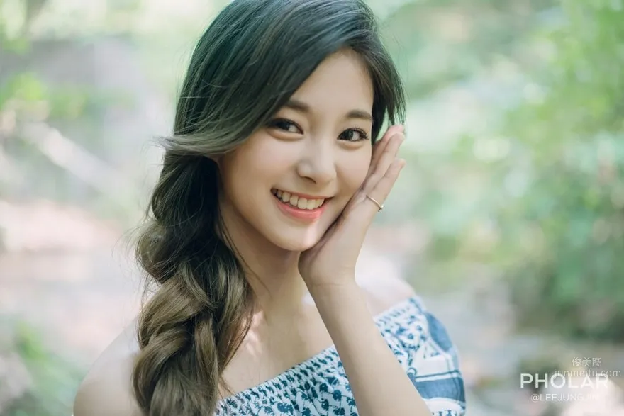 Chou Tzuyu: TWICE photo 8