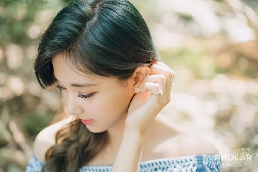 Chou Tzuyu: TWICE photo 7
