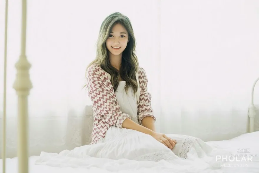 Chou Tzuyu: TWICE photo 9