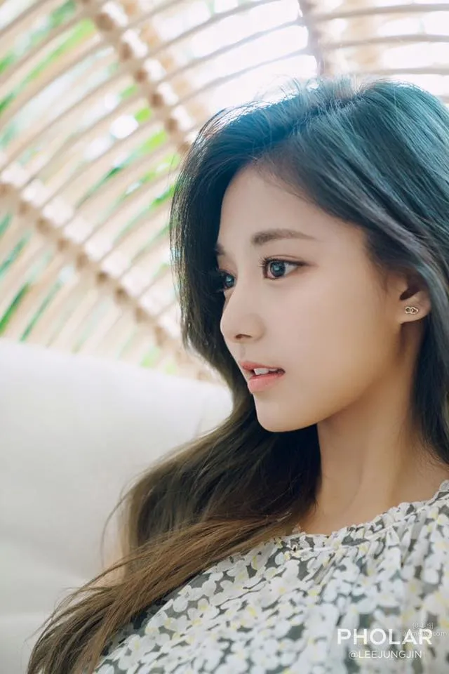 Chou Tzuyu: TWICE photo 3