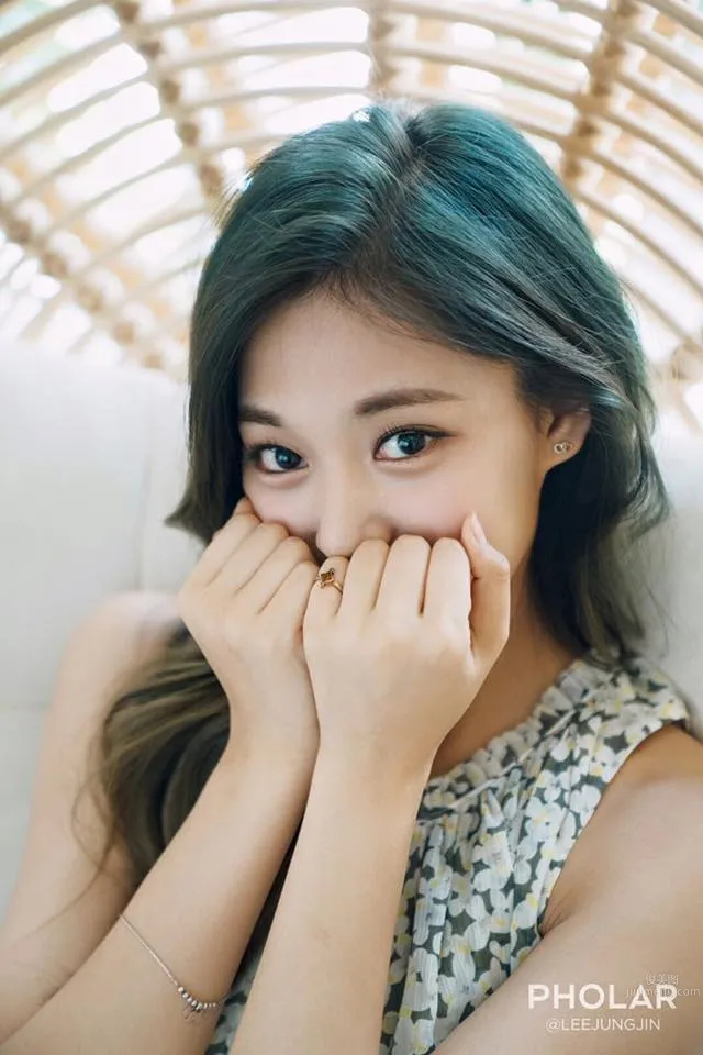 Chou Tzuyu: TWICE photo 2