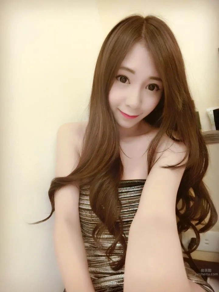 Chih Yu Chen - Striking Electric-Eyed Beauty with a Killer Figure photo 4