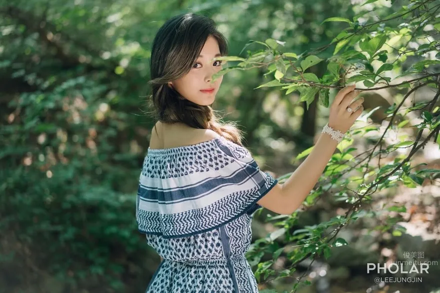 Chou Tzuyu: TWICE photo 6