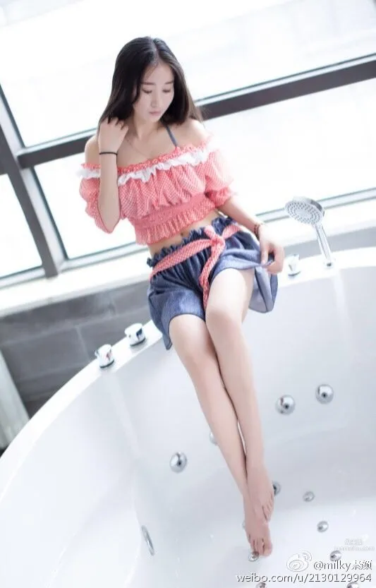 E-Cup Milk Tea, Private Photos of a Soft-Bosomed Beauty photo 13