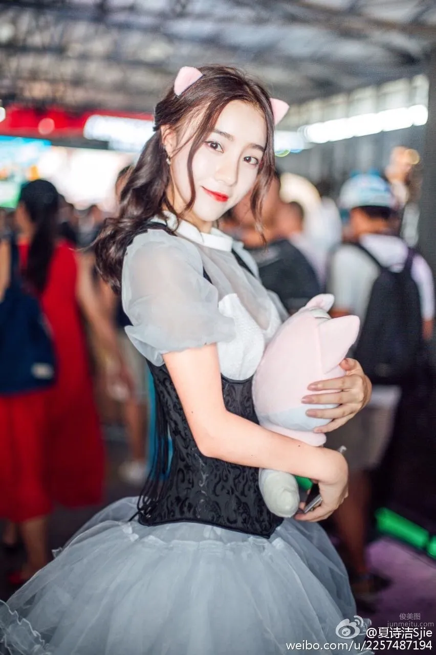 Xia Shijie Sijie - CJ2016 NetDragon Game Booth SG. photo 5