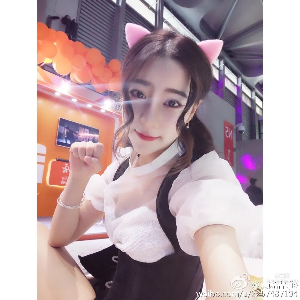 Xia Shijie Sijie - CJ2016 NetDragon Game Booth SG. photo 7