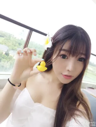 芝芝Booty- 俏皮女主播私房照