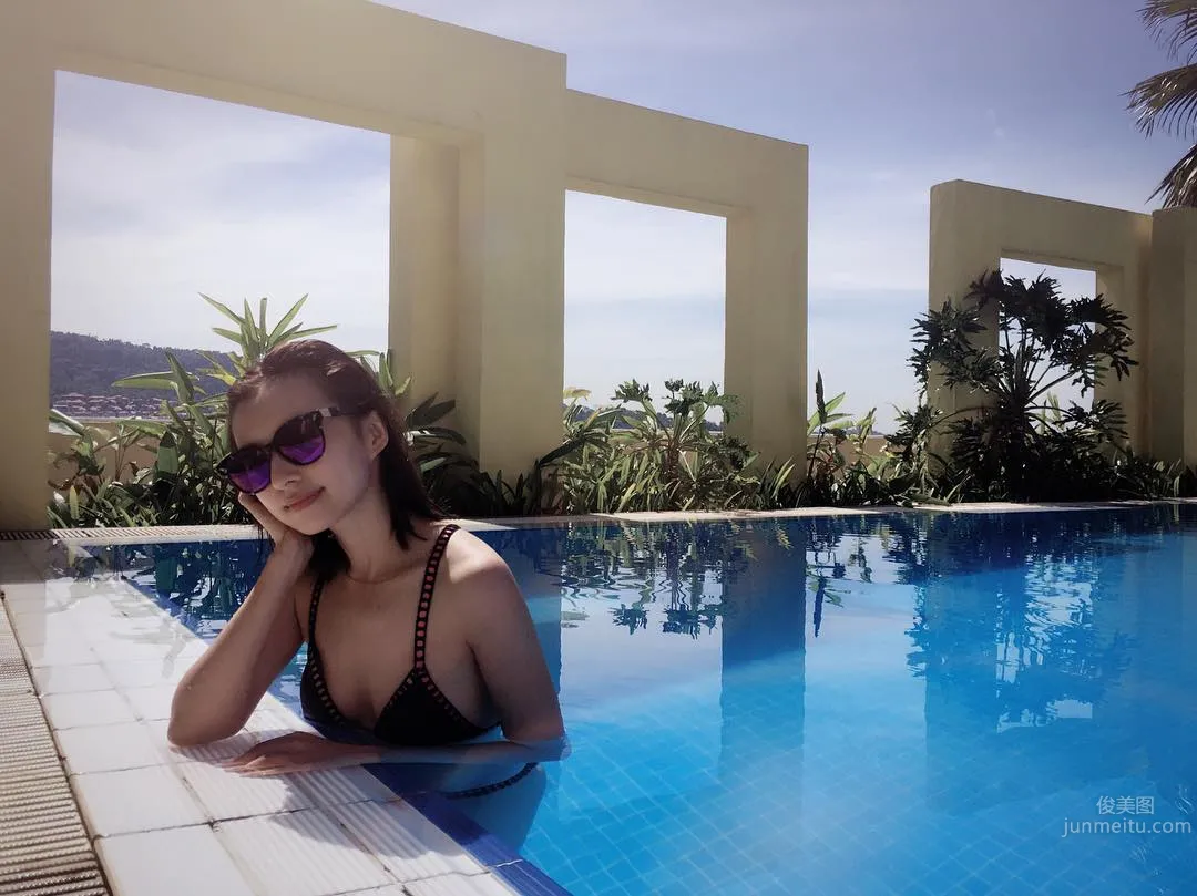 Katy Kung - Weibo Bikini Swimsuit Photos, Gorgeously Beautiful photo 4