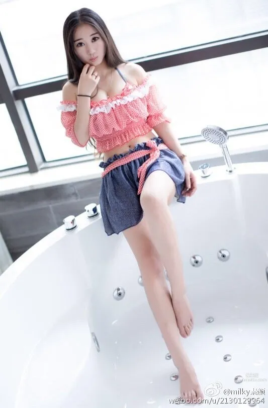 E-Cup Milk Tea, Private Photos of a Soft-Bosomed Beauty photo 14