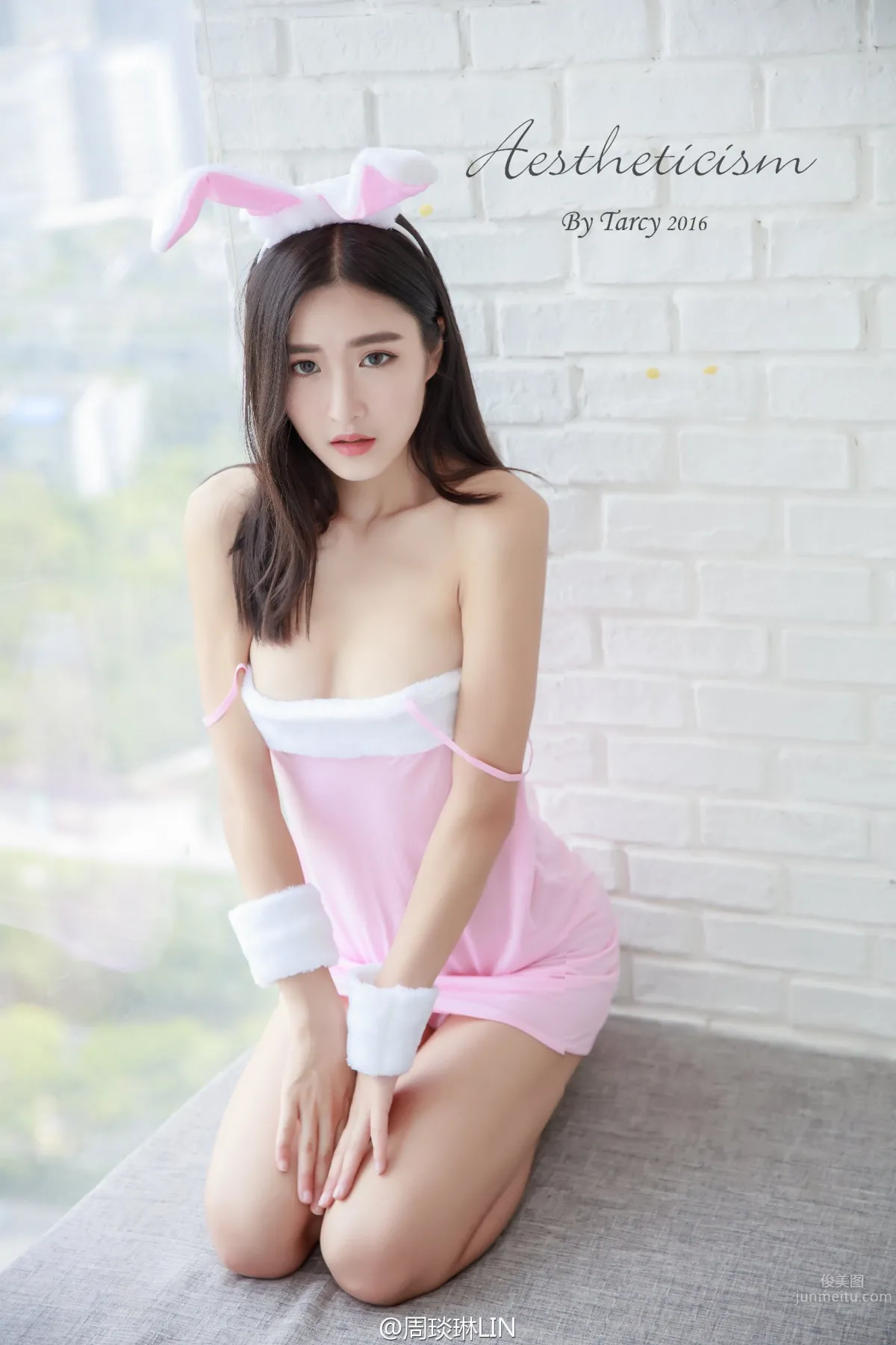 Zhou Yanlin - Fashionable Beautiful Legs Car Model Charming Photo photo 8