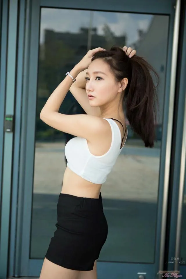 Chen Yijie Tina - 32C Long-Leg Car Model Private Shoot photo 11